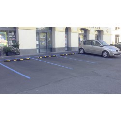 Butée de parking avec réflecteurs et passage de câbles